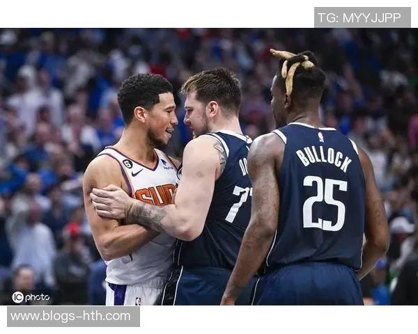 布克领衔太阳对决独行侠双方明星球员激烈碰撞引发期待 布克领衔太阳对决独行侠双方明星球员激烈碰撞引发期待